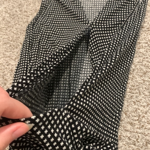 Old Navy Print Patterned Slit Tank Top Black & White - Picture 5 of 6